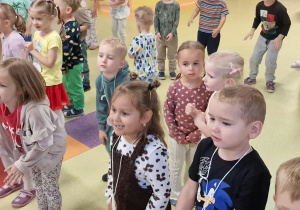 Dzieci uczestniczą w zabawach muzyczno ruchowych z okazji dnia przedszkolaka