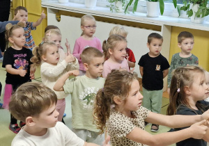 Dzieci uczestniczą w zabawach muzyczno ruchowych z okazji dnia przedszkolaka