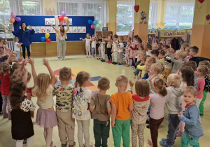 Dzieci uczestniczą w zabawach muzyczno ruchowych z okazji dnia przedszkolaka