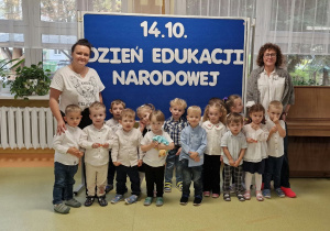 dzieci z grupy delfinków stoją ze swoimi paniami
