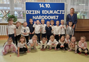 dzieci z grupy sówek stoją ze swoją panią