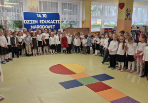 dzieci śpiewają piosenkę