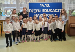 dzieci z grupy motylków stoją ze swoimi paniami