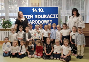 dzieci z grupy żabek stoją ze swoimi paniami