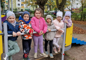dzieci bawią się na placu zabaw