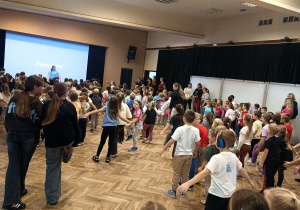 dzieci przygotowują się do sportowych wyzwań - rozgrzewając mięśnie